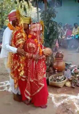 शादी के लिए कार्ड छापे गए, दावतें दी गई, और एक ही मंडप पर एक साथ एक ही शख्स से दोनों लड़कियों की शादी का फैसला हुआ.... और ये फैसला अंजाम तक पहुंचा. इस शादी को देखने के लिये करीब 600 लोग पहुंचे. तीनों का परिवार समेत गांव वासियों में शादी को लेकर काफी उत्साह दिखा.
