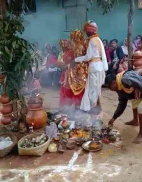 ये बातें तो बचपन से सुनते आए हैं कि प्यार में हद से गुज़र जाना क्या होता है, या फिल्मी गानों ने ये सबक खूब पढ़ाया कि प्यार पर किसी का जोर नहीं होता या जब प्यार में हो सब कुछ जायज तो कैसा डर? लेकिन हकीकत में ऐसी घटनाएं बहुत ही कम होती हैं, लेकिन छत्तीसगढ़ की इस प्यार और शादी ने समाज के अनेकों बंधनों को तोड़कर प्यार और इश्क की एक नई इबारत लिखी है.