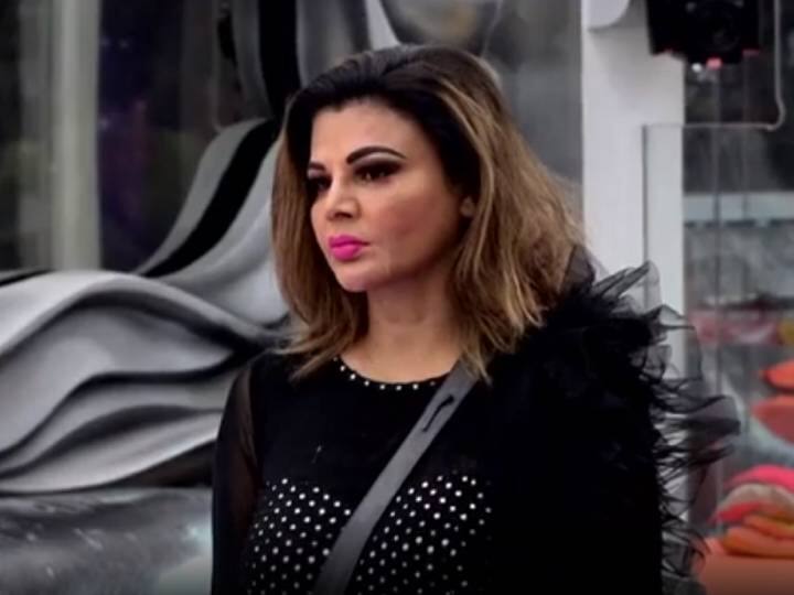 ये टास्क कैप्टेंसी की दावेजारी को हासिल करने का है. जिसमें राखी को लगातार अपने पड़ोसी अभिनव की फोटो क्लिक करनी होगी और उसी के साथ अभिनव के परिवार को उस दीवार को लगातार बनाते रहना है जिससे राखी फोटो क्लिक ना कर पाए. राखी टास्क को करने के साथ-साथ घरवालों को एंटरटेन करती हुई भी दिखाई दी.