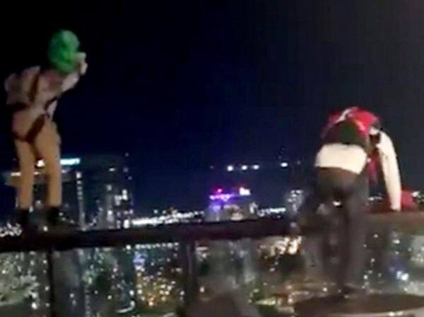 Viral Video: जब होटल की 25वीं मंजिल से कूद गए दो युवक, देखिए आगे क्या हुआ? Two boys jump from the 25th floor in an American hotel Viral Video: जब होटल की 25वीं मंजिल से कूद गए दो युवक, देखिए आगे क्या हुआ?