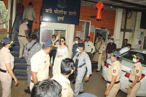 Photos: राजद्रोह के मामले में मुम्बई पुलिस के सामने पहुचीं कंगना रनौत, कड़ी सुरक्षा के बीच सामने आईं ये तस्वीरें
