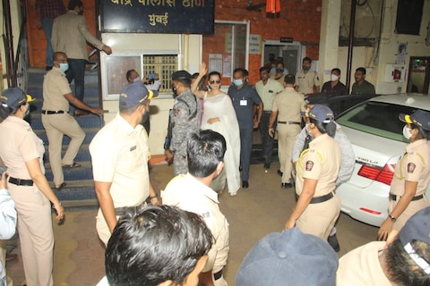 Photos: राजद्रोह के मामले में मुम्बई पुलिस के सामने पहुचीं कंगना रनौत, कड़ी सुरक्षा के बीच सामने आईं ये तस्वीरें