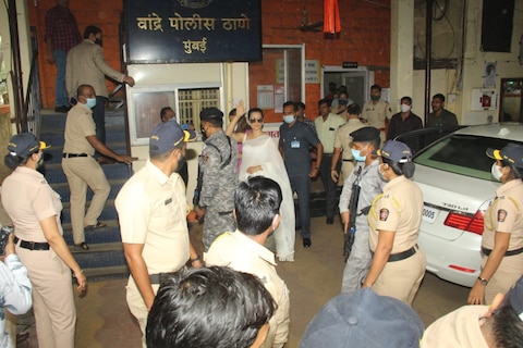 राजद्रोह के मामले में मुम्बई पुलिस के सामने पहुचीं कंगना रनौत 9 Photos: राजद्रोह के मामले में मुम्बई पुलिस के सामने पहुचीं कंगना रनौत, कड़ी सुरक्षा के बीच सामने आईं ये तस्वीरें