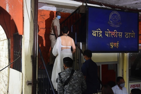 Photos: राजद्रोह के मामले में मुम्बई पुलिस के सामने पहुचीं कंगना रनौत, कड़ी सुरक्षा के बीच सामने आईं ये तस्वीरें