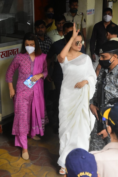 राजद्रोह के मामले में मुम्बई पुलिस के सामने पहुचीं कंगना रनौत 11 Photos: राजद्रोह के मामले में मुम्बई पुलिस के सामने पहुचीं कंगना रनौत, कड़ी सुरक्षा के बीच सामने आईं ये तस्वीरें