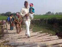 जर्जर यूपी: विकास से कोसों दूर ये गांव, यहां जान जोखिम में डालकर पुल पार करते हैं लोग