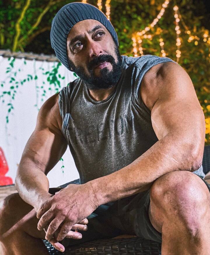 बॉलीवुड के सबसे पॉपुलर और दबंग एक्टर सलमान खान ने 12वी तक पढ़ाई की है. हालांकि उन्होंने सेंट जेवियर कॉलेज में एडमिशन लिया, लेकिन बीच में ही पढ़ाई छोड़ दी. 