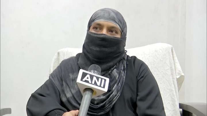 A woman in Hyderabad urges government to help in bringing her daughter back who married a man in Oman UAE महिला ने लगाई गुहार, संयुक्त अरब अमीरात में फंसी बेटी को वापस लाने में मदद करे सरकार
