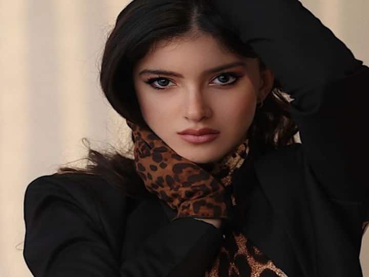 खबरों की मानें तो शनाया (Shanaya Kapoor) करण जौहर (Karan Johar) की फिल्मों से अपना डेब्यू कर सकती हैं. करण जौहर अब तक कई स्टार किड्स को लॉन्च कर चुके हैं.