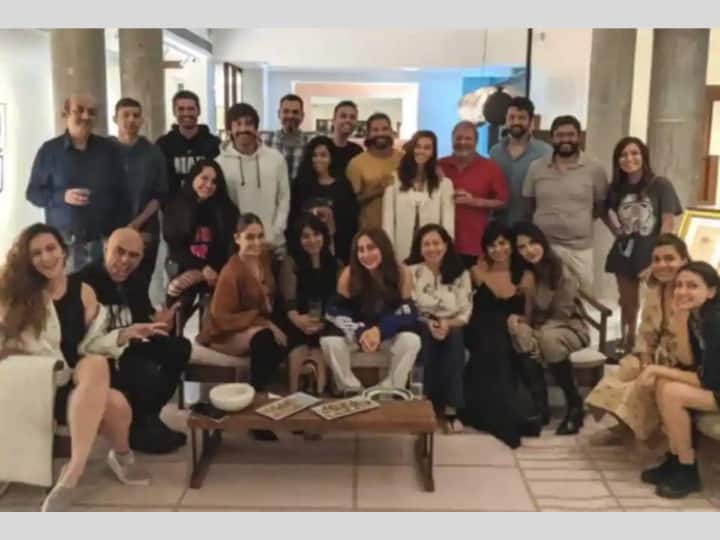 नॉर्मल हो रही Rhea Chakraborty की लाइफ, दोस्तों के साथ बर्थ-डे पार्टी में आई नज़र, खूब खिंचवाए फोटो