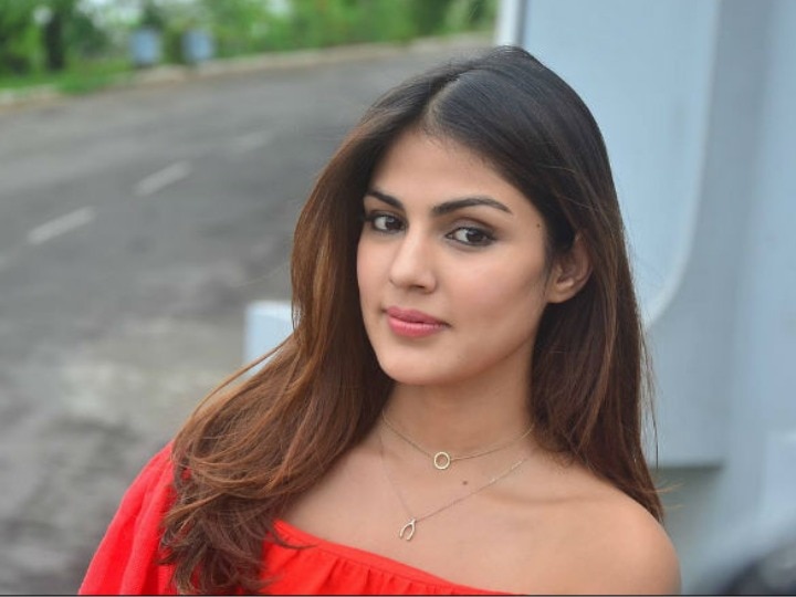 नॉर्मल हो रही Rhea Chakraborty की लाइफ, दोस्तों के साथ बर्थ-डे पार्टी में आई नज़र, खूब खिंचवाए फोटो