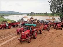 श्रावस्ती में चल रहा सफेद बालू का काला कारोबार, नेपाल के रास्ते भारत लाई जा रही अवैध खनन की खेप