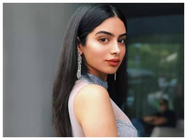 ख़ुशी कपूर : दिवंगत एक्ट्रेस श्रीदेवी की छोटी बेटी ख़ुशी कपूर इनदिनों न्यूयॉर्क फिल्म इंस्टिट्यूट से एक्टिंग का कोर्स कर रहीं हैं. मीडिया रिपोर्ट्स की मानें तो यह कोर्स ख़त्म कर ख़ुशी जल्द ही बॉलीवुड की किसी मूवी में डेब्यू कर सकती हैं. 