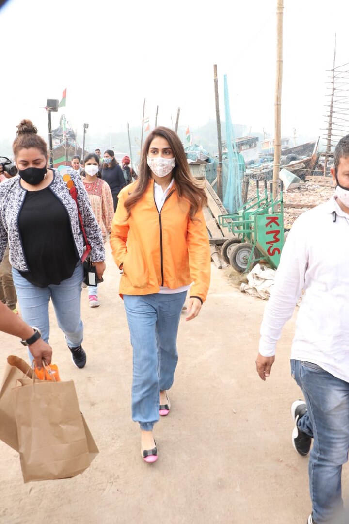 इस दौरान जेनेलिया ऑरेंज जैकेट, ब्लू जींस और मास्क में दिखाई दीं. 