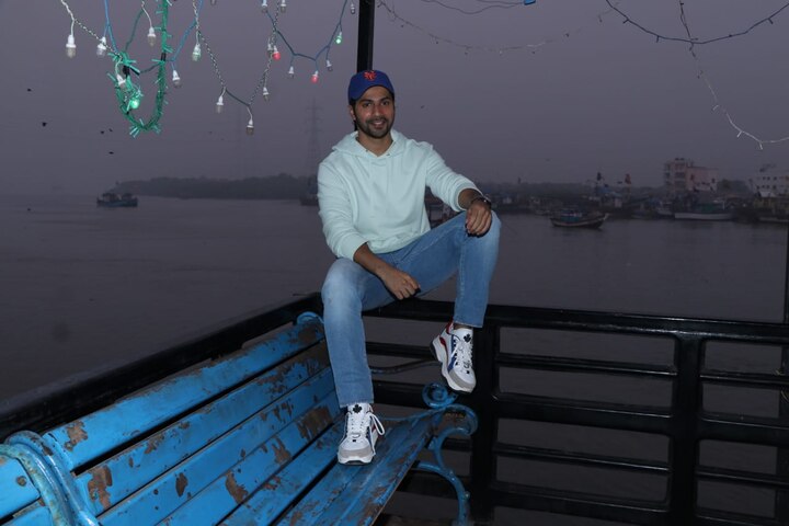 शूटिंग के बाद वरुण रिलैक्स मूड में नज़र आए. वह वाइट टी-शर्ट और ब्लू जींस में दिखाई दिए. 