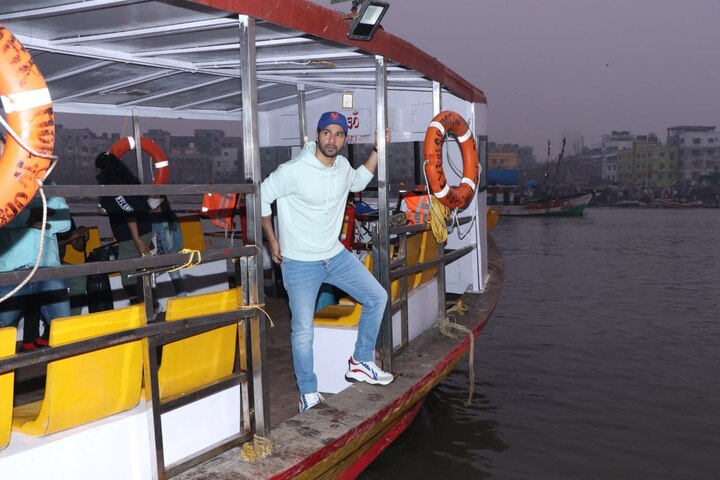वरुण धवन भी एक विज्ञापन की शूटिंग के लिए वर्सोवा जेटी पहुंचे. इस दौरान वह फोटोग्राफर्स को पोज़ देते नज़र आए. 