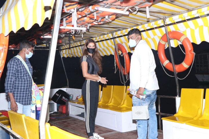 दिशा की पिछली फिल्म 'मलंग' थी जो कि 2020 में रिलीज हुई थी. इस फिल्म में दिशा का ग्लैमरस अवतार देखने को मिला था. दिशा ने फिल्म में बिकिनी में भी जलवे बिखेरे थे. साथ ही उन्होंने कई तरह के वाटरस्पोर्ट्स पर भी हाथ आजमाया था. 