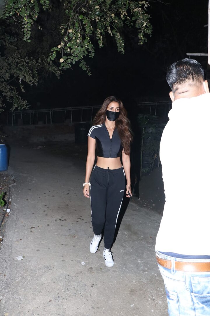 इस दौरान दिशा का स्पोर्टी अवतार देखने को मिला. ब्लैक टाइट टॉप और लोअर में दिशा ने परफेक्ट फिगर दिखाया. दिशा पैरों में वाइट स्नीकर्स पहने और चेहरे पर ब्लैक मास्क लगाई दिखाई दीं.