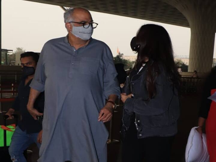 वर्कफ्रंट की बात करें तो जाह्नवी कपूर आखिरी बार फिल्म गुंजन सक्सेना (Gunjan Saxsena) में दिखाई दी थीं. इस फिल्म में जाह्नवी कपूर के पिता की भूमिका पंकज त्रिपाठी ने निभाई थी. गुंजन सक्सेना फिल्म भारत की पहली महिला पायलट के ऊपर बनी थी. जाह्नवी कपूर करण जौहर की फिल्म ‘तख्त’ में नजर आएंगी. जाह्नवी कपूर ने फिल्म ‘धड़क’ से सिनेमा में डेब्यू किया था. फिल्म में उन्होंने ईशान खट्टर के साथ मुख्य भूमिका अदा की थी.