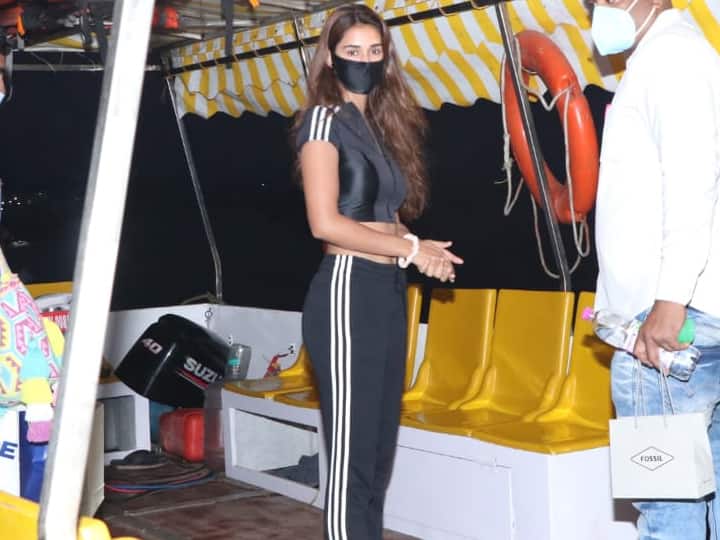 वहीं दिशा पटानी भी मुंबई में अपनी एड की शूटिंग को खत्म करके वापस अपने घर लौट रही थीं. उसी वक्त दिशा पटानी को कैमरे में कैद कर लिया गया. दिशा पटानी फोटो में काफी साधारण लुक में दिखाई दे रही हैं. दिशा ने ब्लैक क्राप टॉप के साथ ब्लैक ट्रैक पैंट पहनी हुई है.