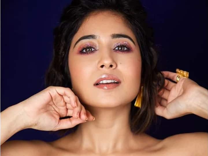  श्वेता त्रिपाठी: 'मिर्ज़ापुर' के दूसरे सीज़न में  गोलू की भूमिका में जान डाल चुकीं श्वेता जल्द ही आपको अपकमिंग 'मूवी टिकट टू बॉलीवुड' में नज़र आएंगी.