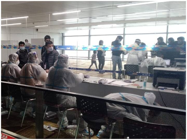 Coronavirus: Two passengers coming from Britain found positive in Delhi ANN ब्रिटेन से दिल्ली आए 2 यात्री न्यू कोरोना स्ट्रेन पॉजिटिव पाए गए, जांच में देरी का आरोप लगाकर यात्रियों ने एयरपोर्ट पर किया हंगामा