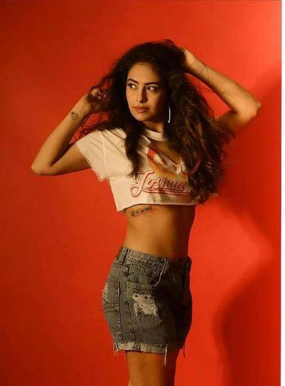 अविका ने बताया था कि उसके बाद उन्होंने वेट लॉस करने का मन पक्का कर ला था. और फिर उन्होंने अपनी डाइट को कंट्रोल किया और वर्कआउट किया. जिसका नतीजा सबके सामने हैं. उन्होने 13 किलो वजन घटा लिया है. अब अविका अपनी फिट बॉडी को पाकर काफी खुश हैं और खुद को पहले से ज्यादा कॉन्फिडेंट और खूबसूरत महसूस करती हैं.