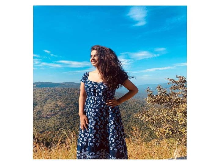 अविका गौर का जन्म 30 जुलाई 1997 को मुंबई में एक गुजराती परिवार में हुआ था. उनके पिता समीर गौर एक इंवेस्टमेंट और बीमा एजेंट हैं, और अविका की मां चेतना गौर एक गृहिणी हैं. अभिनेत्री अविका ने मुंबई के रेयान इंटरनेशनल स्कूल से अपनी पढ़ाई पूरी की है. आपकी जानकारी के लिए हम आपको बता दें कि 11 साल की उम्र में अविका को 'बालिका वधू' में काम करने का अवसर मिला था. 