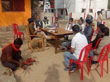 प्रयागराज: शिकायत लेकर थाने पहुंचे फरियादी से DSP ने कराया जूता पॉलिश, तस्वीरें वायरल