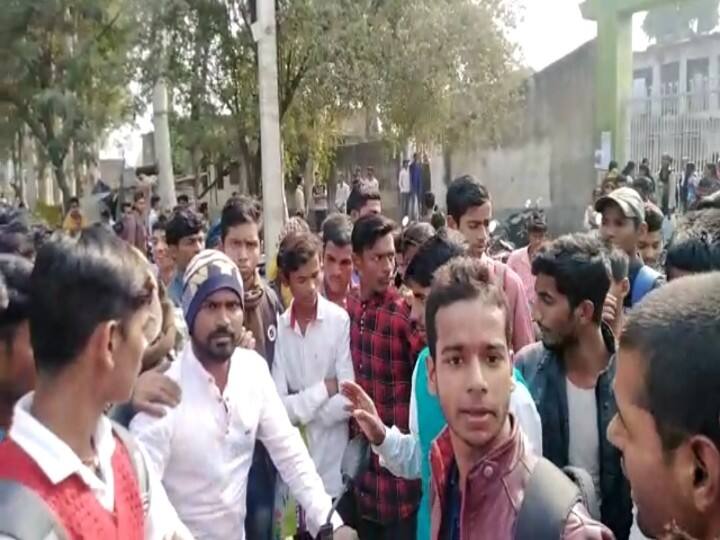 इंटरमीडिएट की परीक्षा का एडमिट कार्ड नहीं मिलने से आक्रोशित छात्र-छात्राओं ने जमकर किया हंगामा Bihar: Angry students created a ruckus for not getting the admit card for the intermediate examination ann इंटरमीडिएट की परीक्षा का एडमिट कार्ड नहीं मिलने से आक्रोशित छात्र-छात्राओं ने जमकर किया हंगामा