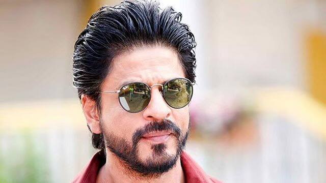 शाहरुख़ खान : शाहरुख़ खान पूरे दो सालों से बड़े पर्दे से गायब हैं. खबर है कि किंग खान जल्द ही फिल्म ‘पठान’ से बिग स्क्रीन पर वापसी करने वाले हैं. हाल ही में शाहरुख़ को एक फिल्म स्टूडियो के बाहर देखा भी गया था जिसके फ़ोटोज़ काफी वायरल हुए थे. माना जा रहा है कि किंग खान फिल्म पठान के सिलसिले में ही उस स्टूडियो में गए हुए थे. 