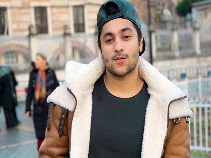 यूट्यूब स्टार हर्ष बेनीवाल फिल्म 'स्टूडेंट ऑफ द ईयर 2' में नजर आए थे. उन्होंने बॉलीवुड में फिल्म 'स्टूडेंट ऑफ द ईयर 2' से डेब्यू किया था. इसके अलावा हर्ष बेनीवाल ने वेब सीरीज 'हूज योअर डैडी?' में भी काम किया है.