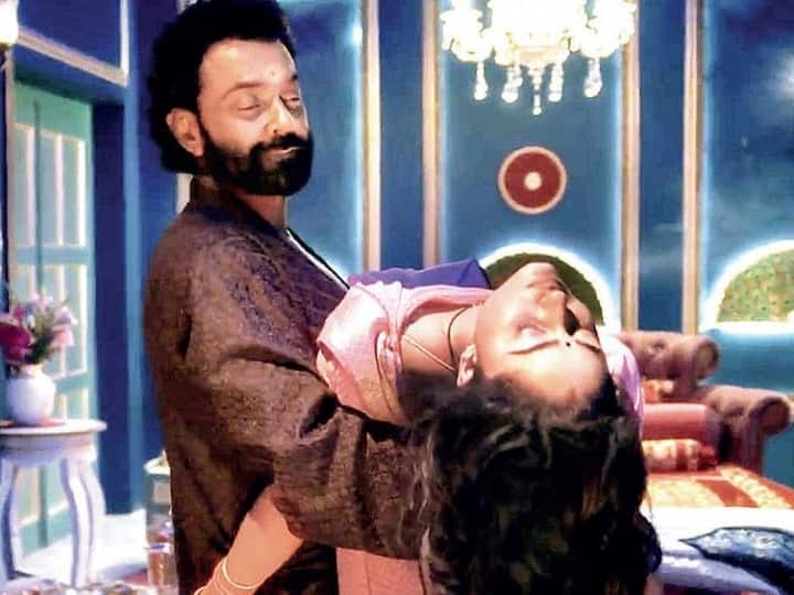 त्रिधा ने इंटरव्यू में बताया कि उन्होंने इस सीन को एक तकिए की मदद से शूट किया था और शूटिंग के दौरान कई लोग सेट पर मौजूद थे.(Pic credit: Instagram)