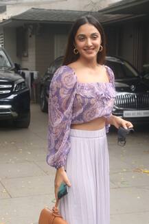 कोई एयरपोर्ट पर तो कोई दिखा प्रोड्यूसर के घर के बाहर, जानिए कहां दिखाई दिए आपके फेवरेट स्टार्स