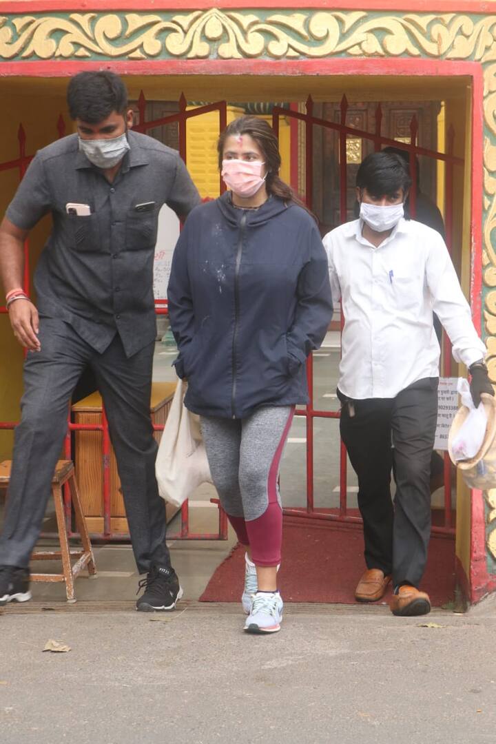 एकता कपूर हर शनिवार शनी मंदिर जाती हैं, इस बार भी शनिवार को उन्हें शनि मंदिर से दर्शन करने के बाद निकलते हुए दिखा गया. 