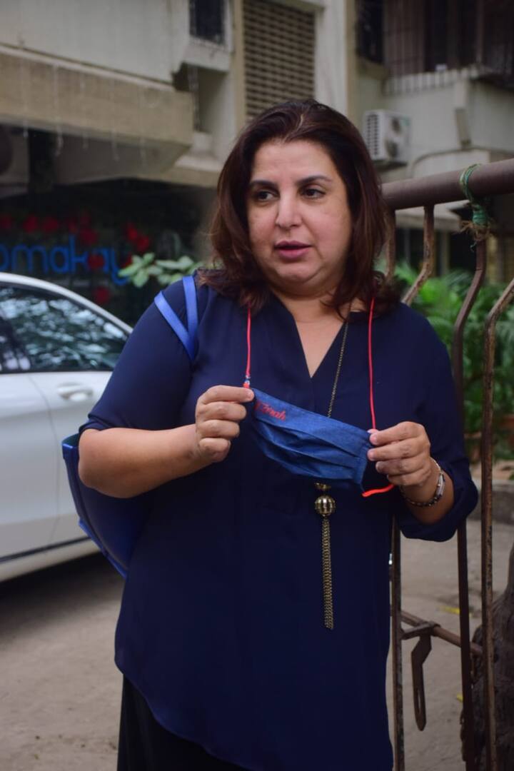 शनिवार को अपना जन्मदिन मनाने वाली डायरेक्टर और कोरियोग्राफर फराह खान एक सलून के बाहर स्पॉट हुईं. ब्लू ड्रेस पर वह ब्लू मास्क लगायी हुई थीं. 