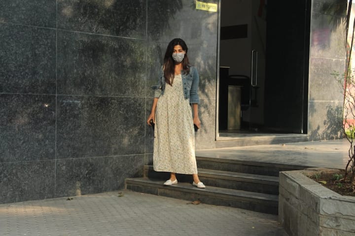 चित्रांगदा सिंह को बांद्रा इलाके में स्पॉट किया गया. इस दौरान वह मैक्सी ड्रेस और डेनिम जैकेट पहनी हुई थीं.