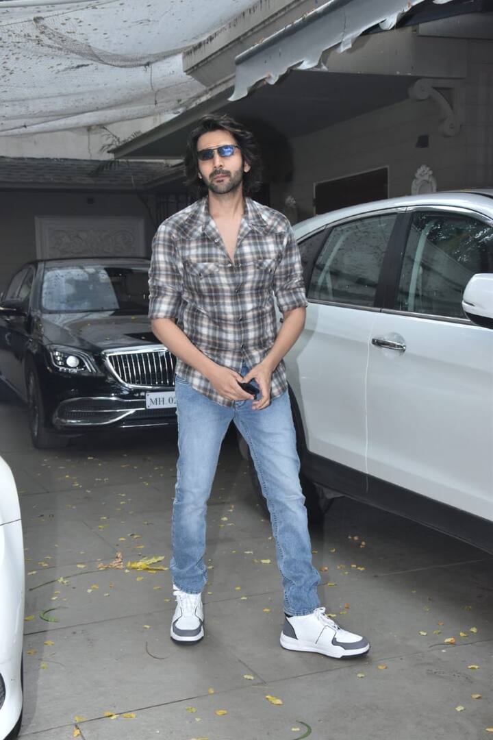 कार्तिक आर्यन भी मुराद खेतानी के ऑफिस के बाहर दिखाई दिए. वह चेक की शर्ट और ब्लू डेनिम में थे.