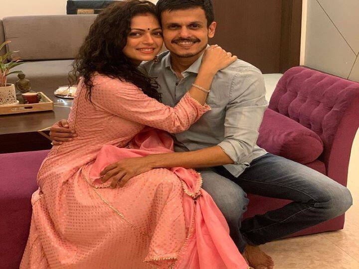 पर्सनल लाइफ की बात करें तो दृष्टी ने 6 साल डेटिंग करने के बाद बिजनेसमैन नीरज खेमका से साल 2015 में शादी की थी. ये दोनों हैप्पी मैरिड कपल हैं. दोनों की लवी-डवी की फोटो अक्सर इंस्टाग्राम पर नजर आती रहती हैं.