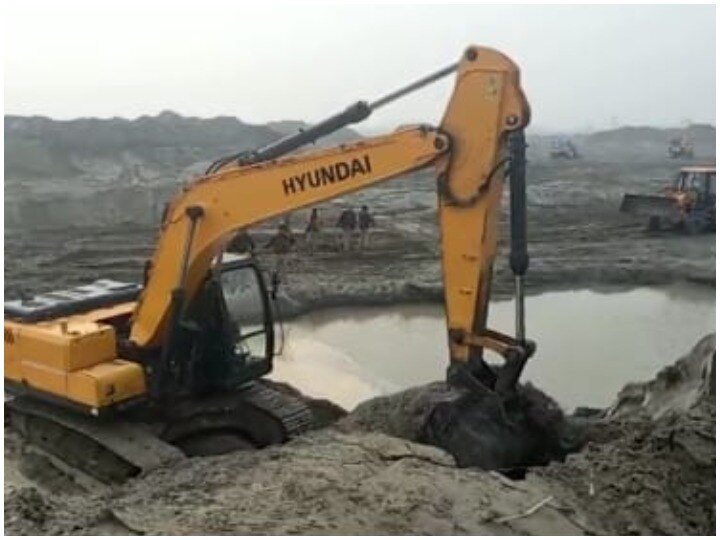 Bagpat: the sand mafia of Haryana has flowed into Yamuna  ANN बागपतः बेखौफ होकर हरियाणा के बालू माफिया मोड़ी यमुना की धार, खेतों में घुसा नदी का पानी