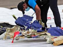 इंडोनेशिया विमान क्रैश के बचाव दल के इंवेस्टिगेटर ने कहा, पानी से टकराने के बाद क्रैश होकर टूटा विमान