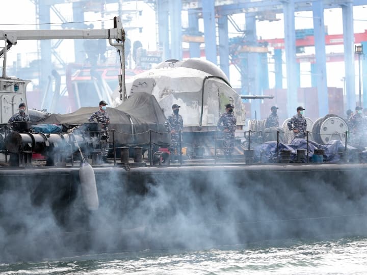 कंट्रोल रूम से प्लेन का संपर्क टूटने के बाद नौसेना के पोतों को सोनार संकेत मिले जिससे विमान को तलाश करने में कामयाबी मिली.