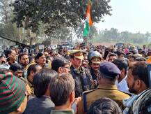 गोंडा में किसानों ने बकाया भुगतान को लेकर किया चीनी मिल का घेराव, जमकर की नारेबाजी