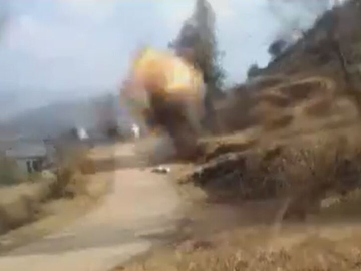 Poonch Indian Army bomb disposal squad neutralized IED in controlled explosion ANN जम्मू-कश्मीर के पुंछ में बड़ी आतंकी साजिश नाकाम, सुरक्षाबलों ने भारी मात्रा में आईईडी को निष्क्रिय किया