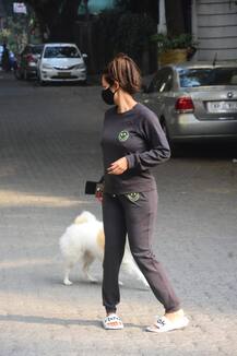 मॉर्निंग वॉक पर डॉगी के साथ घूमने निकलीं Malaika Arora हुईं परेशान, ऐसे संभालते हुए आईं नज़र, देखें तस्वीरें