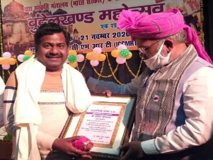 महज पांच रुपए में कराते हैं भरपेट भोजन, अमिताभ बच्चन भी कर चुके हैं इस शख्स की तारीफ jalaun Rohit Vinayak provides food for just five rupees ann महज पांच रुपए में कराते हैं भरपेट भोजन, अमिताभ बच्चन भी कर चुके हैं इस शख्स की तारीफ