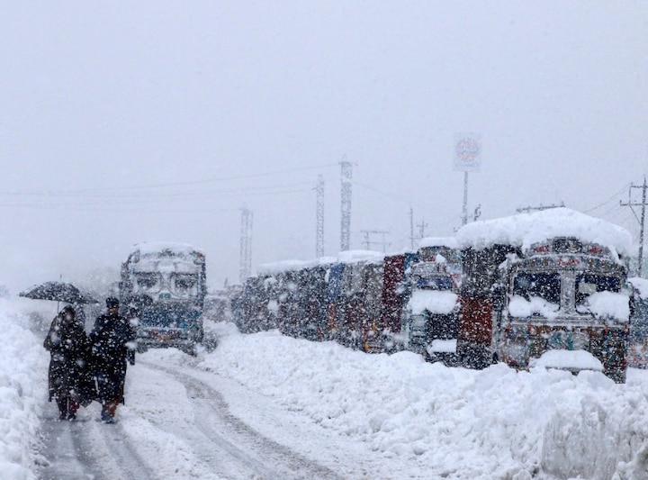 J&K Weather Update: Cave-in halts movement on Jammu-Srinagar highway J&K Weather Update: जम्मू-कश्मीर बर्फबारी प्राकृतिक आपदा की श्रेणी में शामिल, तीन हजार इमारतों को नुकसान