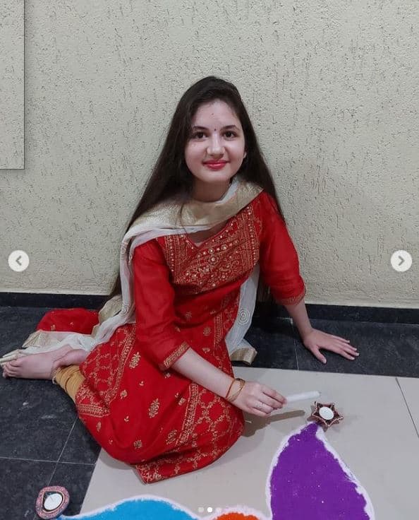 फिलहाल हर्षाली अपनी पढ़ाई पूरी करने पर फोकस कर रही हैं. (Photo credit: @harshaalimalhotra_03 Instagram)