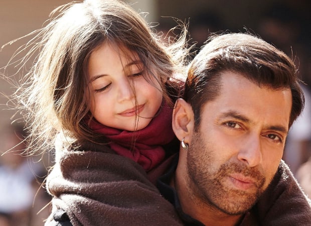 हर्षाली पहली ही फिल्म से बड़ी स्टार बन गई थी. तमाम सेलेब्स उनके साथ सेल्फी लेकर सोशल मीडिया पर पोस्ट करते थे. (Photo credit: @harshaalimalhotra_03 Instagram)