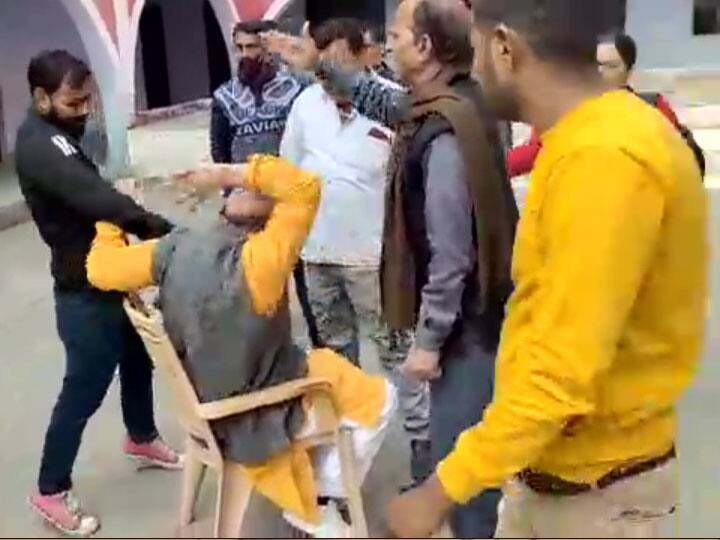 वाराणसी: छात्रा के साथ छेड़खानी के आरोप में पूर्व BJP विधायक की धुनाई, वीडियो वायरल former bjp mla maya shankar pathak beaten up for allegedly molesting a student in varanasi वाराणसी: छात्रा के साथ छेड़खानी के आरोप में पूर्व BJP विधायक की धुनाई, वीडियो वायरल